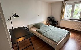Einfaches Haus mit Privatzimmern und Gemeinschaftsräumen